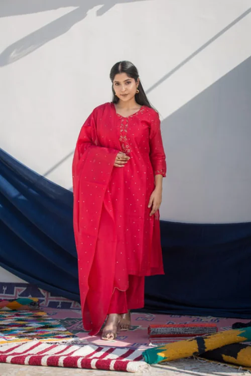 Urmul'Aroos' Festive' Chanderi Kurti.(3Pc Kurta,Pant And Dupatta Set) Sleek Black Pants Urmul'Aroos' Festive' Chanderi Kurti.(3Pc Kurta,Pant And Dupatta Set) Sleek Black Pants