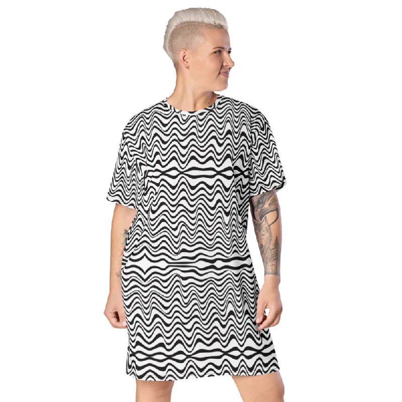Black White Wavy T-Shirt Dress, Designer Abstract Oversized Women's T-Shirt Dress-Made in USA/EU Zippered Front Buttoned Front Snap Front Black White Wavy T-Shirt Dress, Designer Abstract Oversized Women's T-Shirt Dress-Made in USA/EU Zippered Front Buttoned Front Snap Front