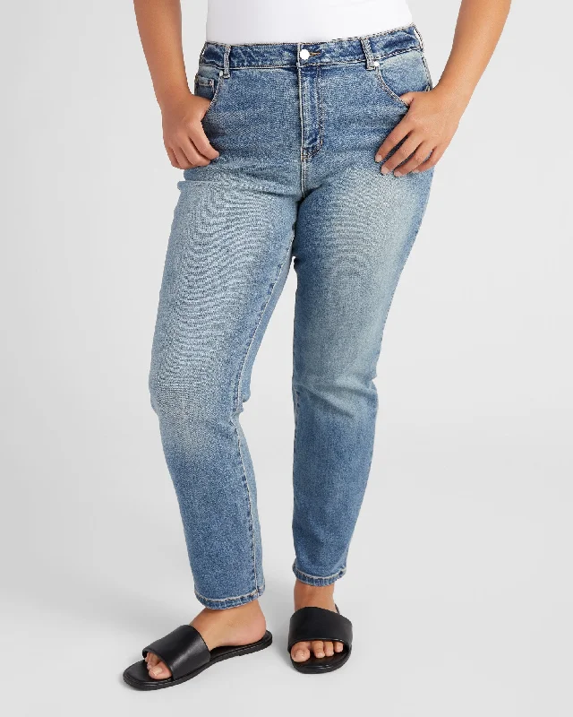 Plus Size Alanis High Rise Girlfriend Jeans Trendy Bootcut High-Waisted Jeans
